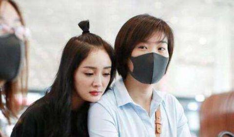 继秦岚让助理跪着举话筒之后,又一明星让助理