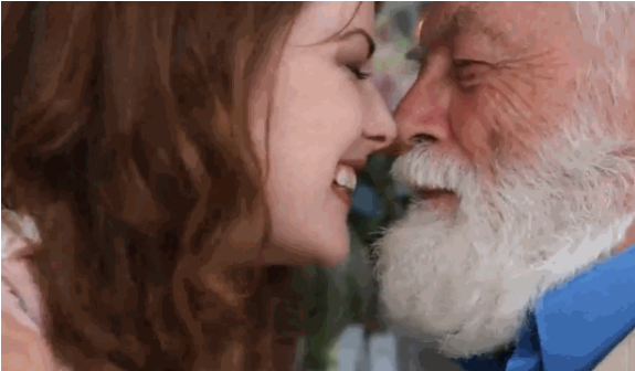 近七旬老人和年轻女子“约会” 路人怎么看? 近七旬老人和年轻女子“约会” 路人怎么看?