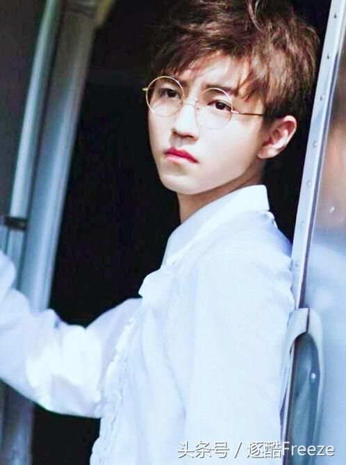 易烊千玺戴眼镜,王俊凯戴眼镜,王源戴眼镜,差距