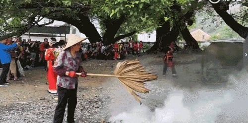 大爷大妈和牛真的不会被呛着吗？