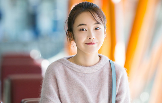 恋爱的感觉！《如懿传》“颖妃”张佳宁双手托腮“奶气”十足