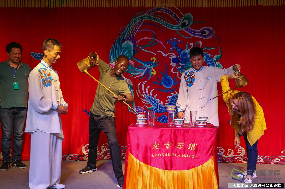 中非合作论坛北京峰会|中外记者喝盖碗茶听曲艺享京韵 中非合作论坛北京峰会|中外记者喝盖碗茶听曲艺享京韵