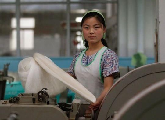 工厂打工底薪2000觉得太少,你知道这些越南姑娘多少工资吗?