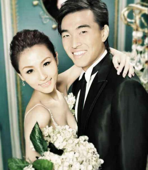 国足没让球迷满意,但国足太太团的身材没让人