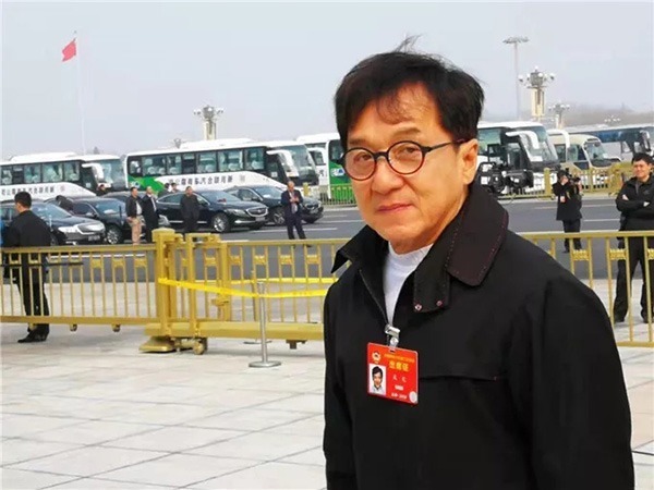 全国政协委员成龙:今年带来的提案依旧与扶贫有关