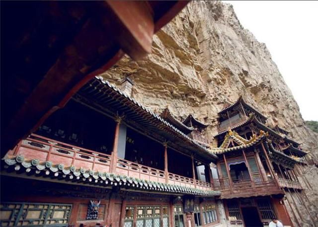 挂在悬崖半山腰的寺庙,仅这样固定,走在上面感