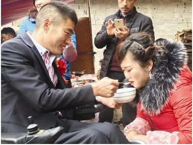 十堰日报:房县截瘫小伙快手直播成网红山西妹