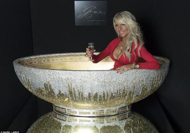 黄金浴缸
据英国《每日邮报》，Epping工作室曾推出一个令人瞠目结舌的土豪浴缸，据了解，这个浴缸采用24k纯金打造，同时还使用了超过25万个水晶进行装饰，这个土豪浴缸售价达到了10万英镑（约89万人民币），而且无论买家身处英国的什么地方，商家都会将这个浴缸免费地送达。