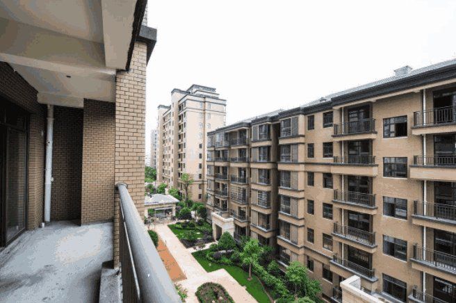 小县城的房子根本没人买, 为什么还死命涨价?