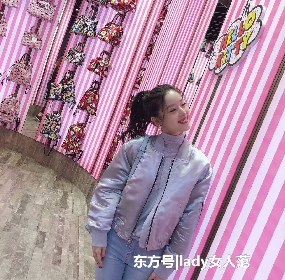 章泽天旅游无ps照,蓝色牛仔裤长腿抢镜,皮肤也