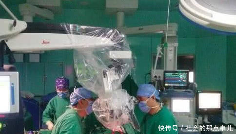 一岁宝宝睡觉掉下床,妈妈涂了药接着哄睡了,醒