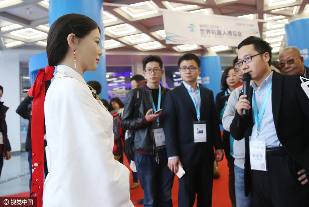 2016年10月20日,北京,2016世界机器人大会在北京开幕,仿真人高颜值“佳佳”亮相活动现场,能说会道引关注。