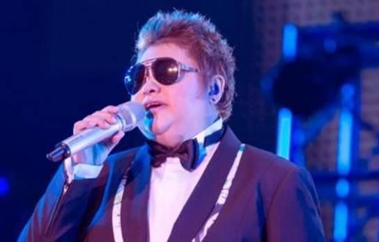 韩红举行慈善晚会,80位明星无一到场,怒骂:赚这