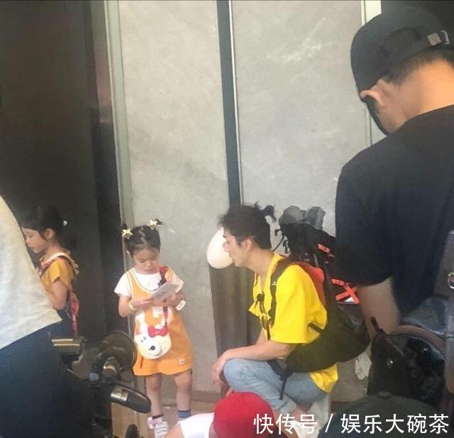 戚薇李承铉女儿录制综艺节目 女儿撒娇的样子