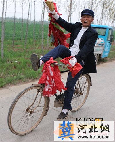 "大撒把"单脚骑车 广平74岁老头有绝技