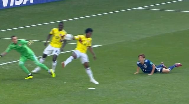 本届世界杯第一张红牌出现 这个判罚却充满争