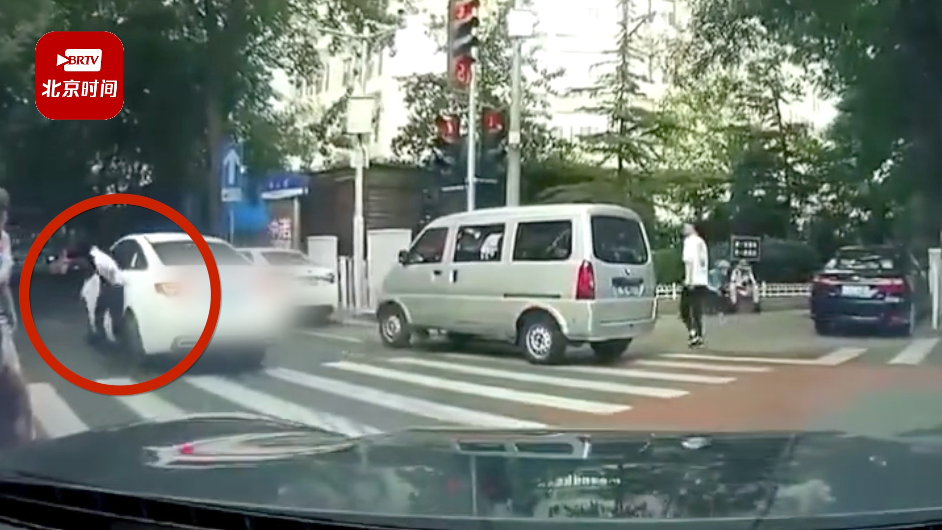 天津一轿车转弯带倒行人逃逸被后车截停 警方:正确认拦车司机见义勇为
