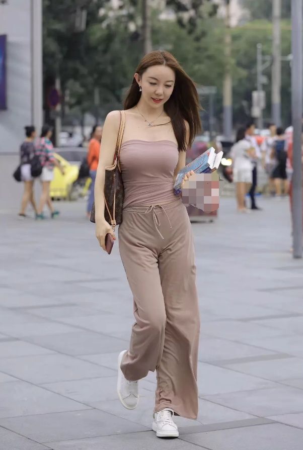 街拍:爱看书的美女,抹胸衣服却穿出了高贵