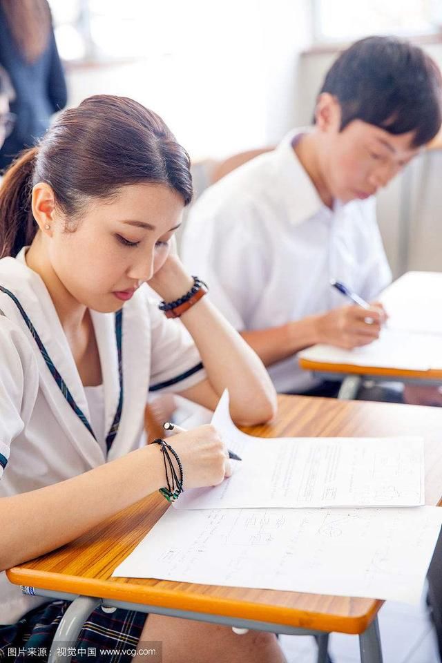 文,少考试不公开学生成绩,不单纯以成绩评价老