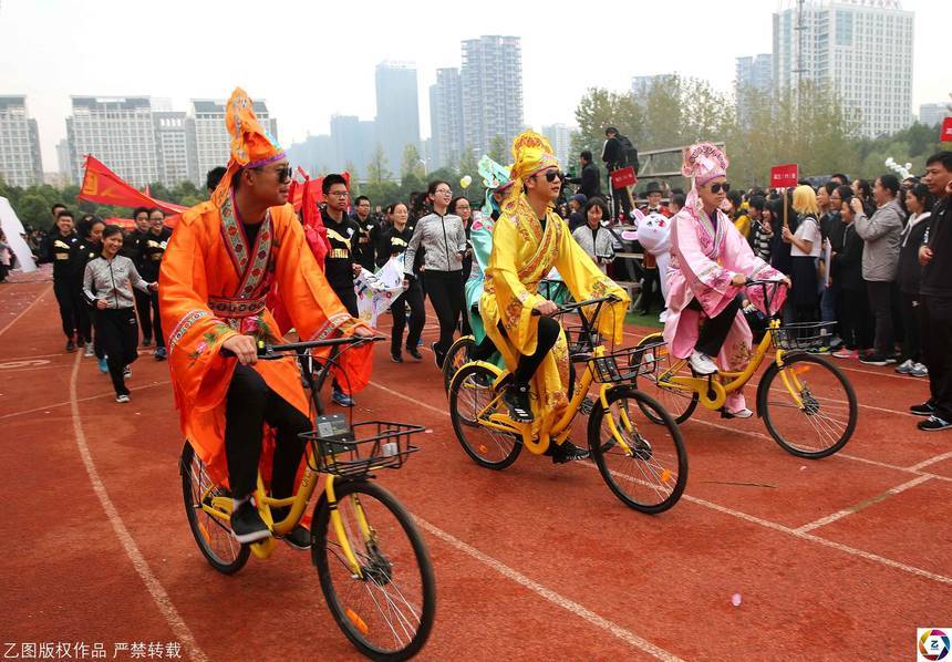 历年来，合肥一中校运会的入场式都是最吸引人眼球的部分，今年也不例外。不仅保留了已有的品牌项目，更有许多惊艳的创新。图为江南七才子骑车入场。
