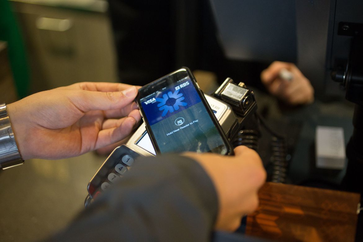 【Apple Pay(2014年)】
库克领导苹果持续发力服务市场的一大案例便是Apple Pay移动支付服务。该支付系统让iPhone和Apple Watch能够用于免触式支付,支持Apple Pay的零售商正不断增加。对此,三星、谷歌乃至大型零售商纷纷推出与之竞争的支付系统。