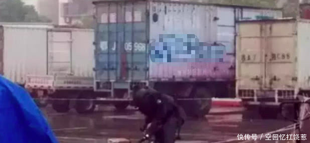 女子莫名收到快递 打开快递箱差点吓晕