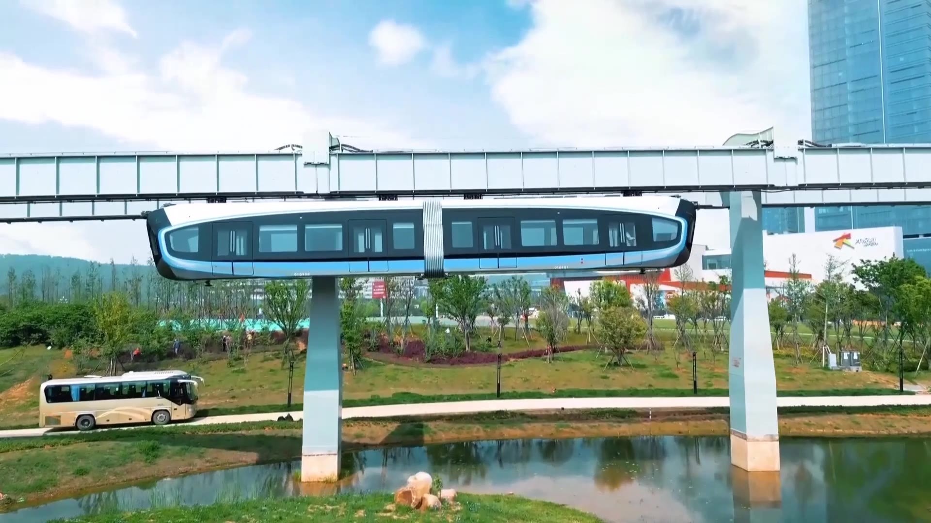 “空中快车”从科幻走向现实！“光谷光子号”空轨建成试跑