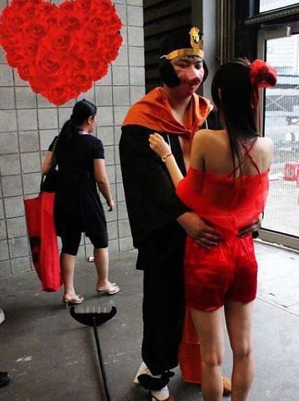 姑娘，这样坐在上面裤子就不会湿了吗？