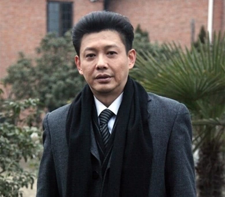 可当年的程前能歌善舞,是有名的文人,却被央视开除,乃至被媒体评为"