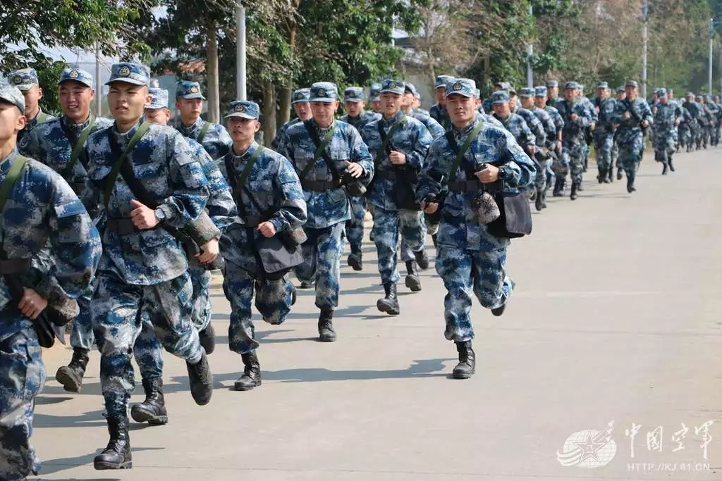 过年前,空军海训新兵来了一场20公里的拉练……_北京时间