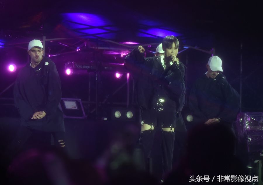 众歌星云集四线小城商演 为什么压轴歌手一上