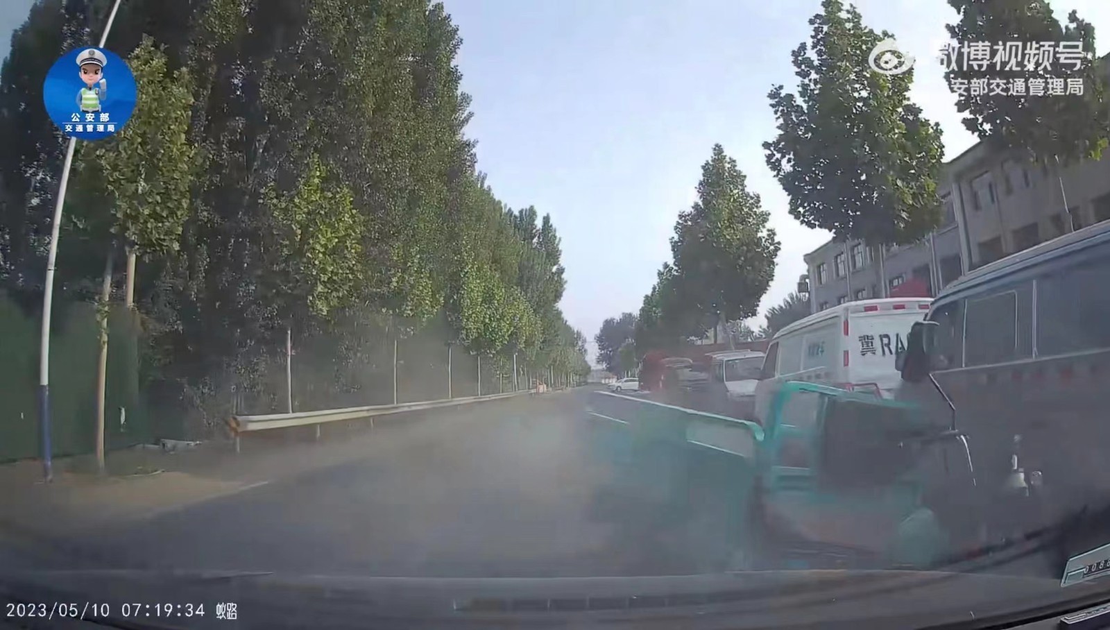 开车还不忘哄娃:“来,跟爸爸石头剪刀布” 开车还不忘哄娃:“来,跟爸爸石头剪刀布”