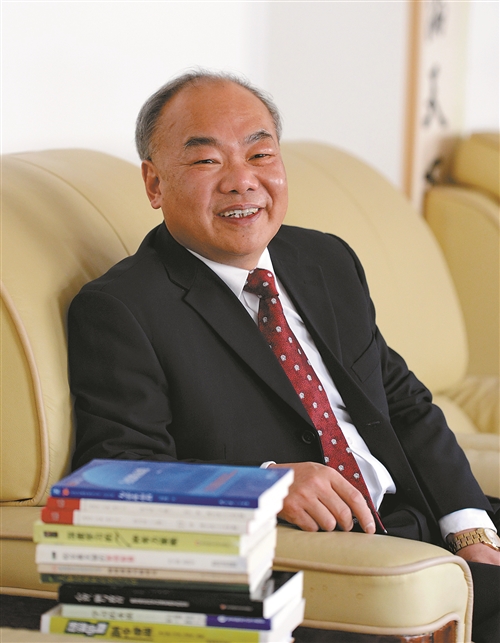 郑志湖,天台中学校长,党委书记,国家督学,"国培计划"首批专家,省教科