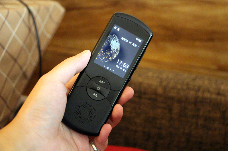 了它人人都能成为外交官?科大讯飞翻译机上