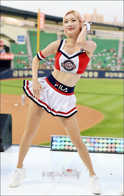 韩国啦啦队女郎动感活力 球场上身姿火辣