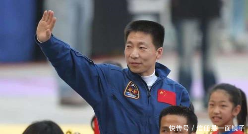 从太空回来十多年,杨利伟现在的生活如何?跟你