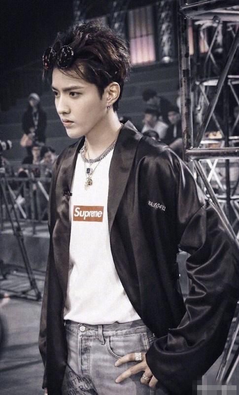 吴亦凡、蔡徐坤撞衫同款外套,谁丑谁尴尬!