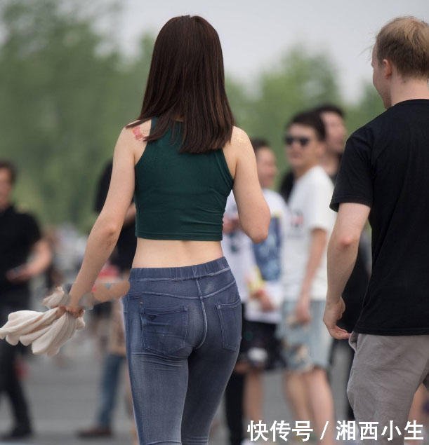 街拍:身材性感窈窕的气质美女,紧身套装的搭配