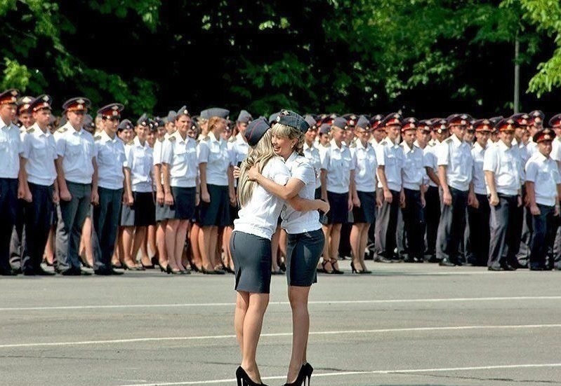 撩人的警官:俄罗斯靓丽女警穿短裙执勤