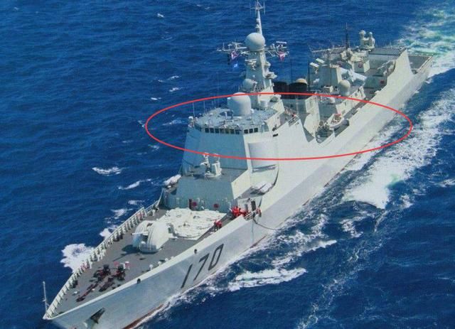 中国新型055目标舰浮出水面,可脱离编队单独作