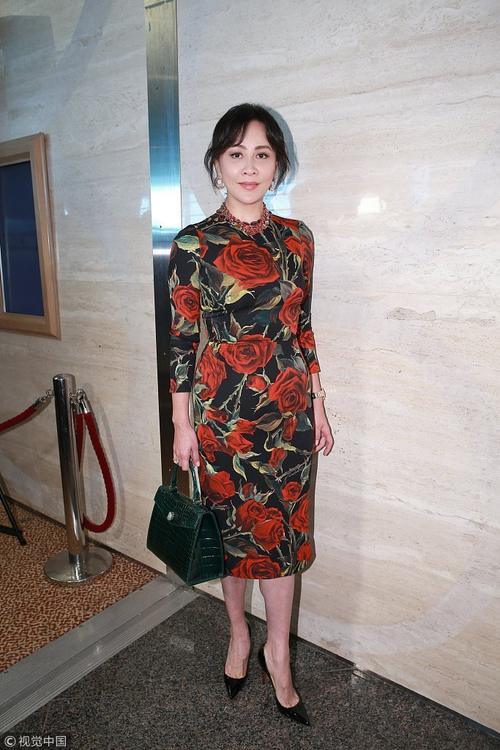 53岁刘嘉玲穿大花裙展复古情怀