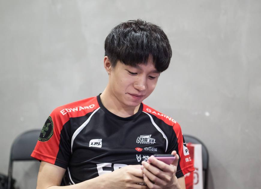 Iboy被喷挂机,拳头罚款一万!网友:遇到这样的喷