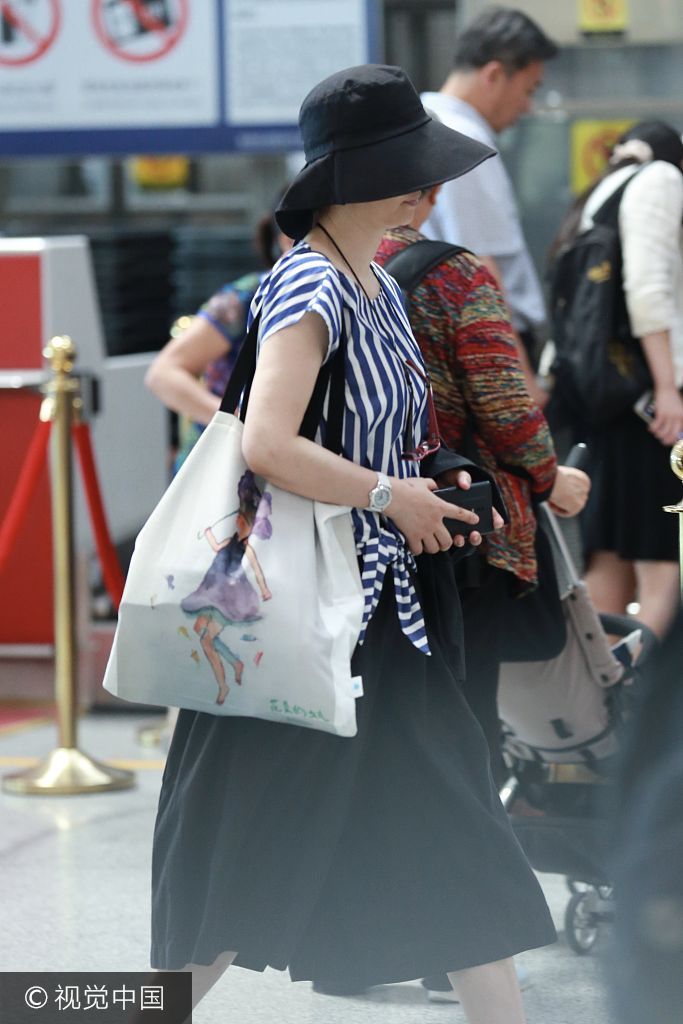 50岁徐帆戴渔夫帽黑超遮面 保养有方身材不走样