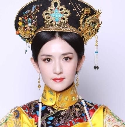 第二,甄嬛,这个咋一看还是比较像的,只是妆容没有原版的甄嬛浓,这个