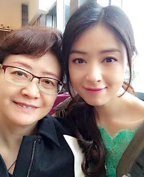 和樊胜美不一样,蒋欣长相像妈妈,父母陪着她北