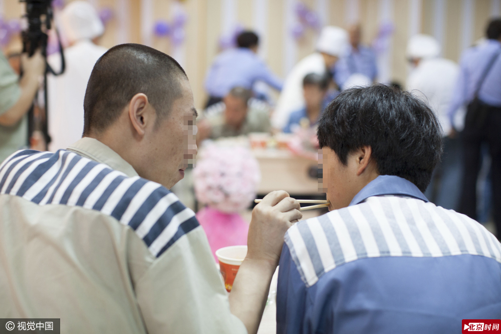 高墙是有形的，但是监狱民警却为服刑人员与亲人之间却架起了无形的桥梁，用亲情的力量让服刑人员一步步迈向新生！