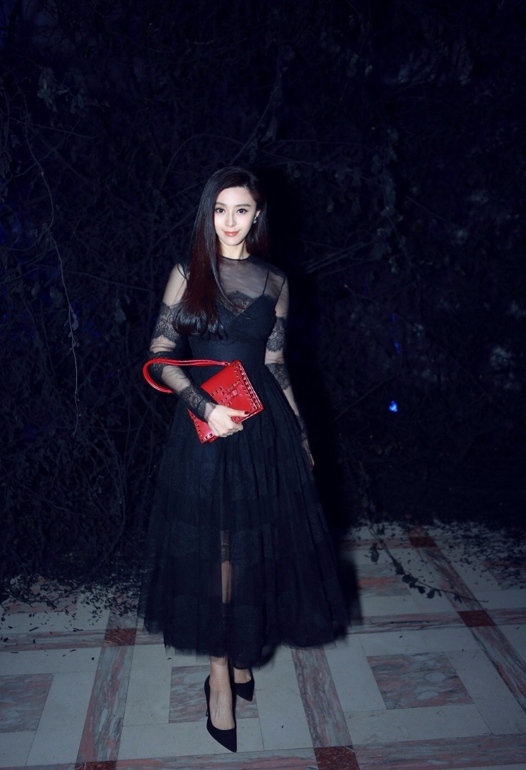 范冰冰在夜里穿黑裙 却像白炽灯一样白得发光