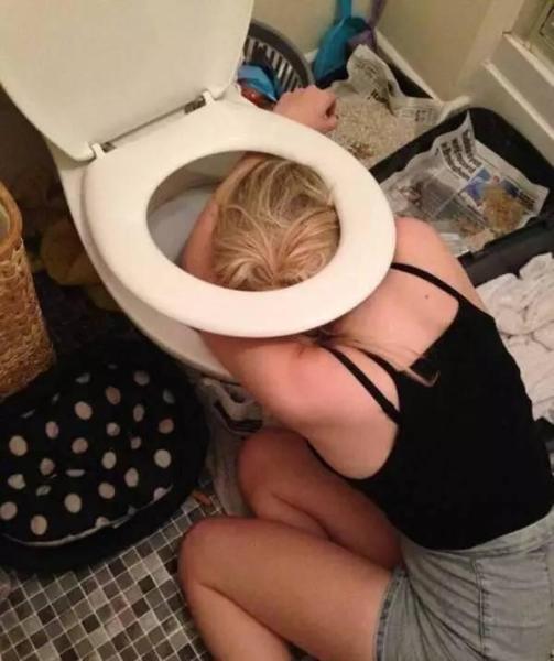 少女醉酒后大吐 醉酒照被妈妈做成生日蛋糕
