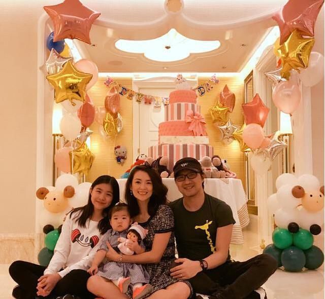 章子怡女儿醒醒生日变美逆袭,对继女一个动作