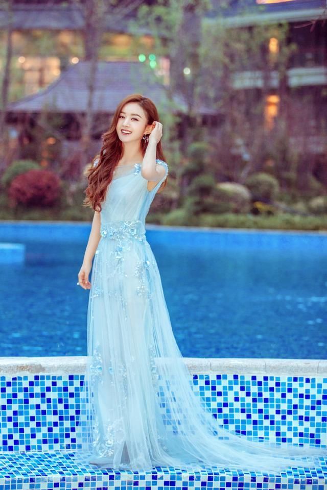 同穿蓝色礼服的赵丽颖和刘诗诗,一个像仙女,一